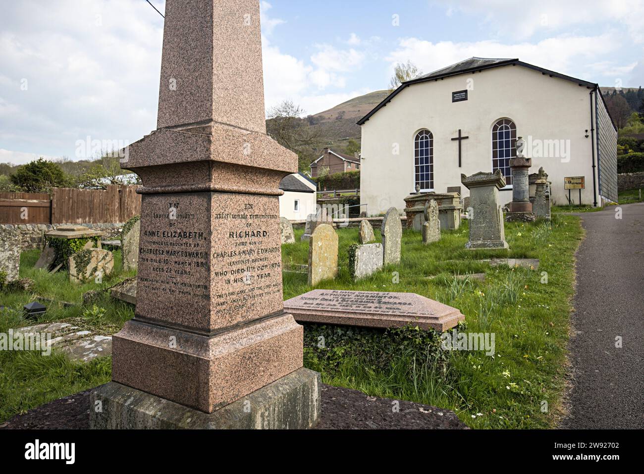 Grabstein für zwei Kinder, die jung gestorben sind, Kapelle in Govilon, Wales, Großbritannien Stockfoto