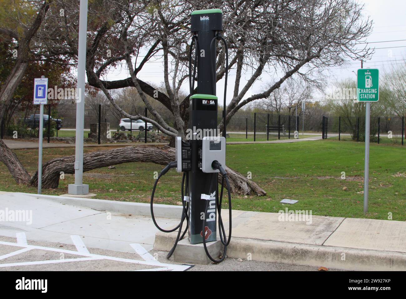 San Antonio, USA. Dezember 2023. Eine Blink EV-Ladestation im Pearsall Park in San Antonio, Texas, USA, am 23. Dezember 2023. Blink Charging Co. Verfügt über 50.000 öffentlich zugängliche Ladegeräte auf der ganzen Welt und hat seinen Hauptsitz in Miami Beach, Florida. In den USA verwenden Blink-Ladegeräte der Stufe 2 den Stecker J1772, der bei allen nordamerikanischen Fahrzeugen zur Standardausstattung gehört. (Foto: Carlos Kosienski/SIPA USA) Credit: SIPA USA/Alamy Live News Stockfoto