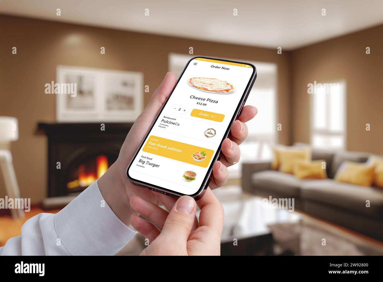 Smartphone mit einer Fast-Food-App in der Hand, Frau genießt Pizza und Burger in einem gemütlichen Wohnzimmerhintergrund. Bestellen Sie jetzt für ein köstliches fest Stockfoto