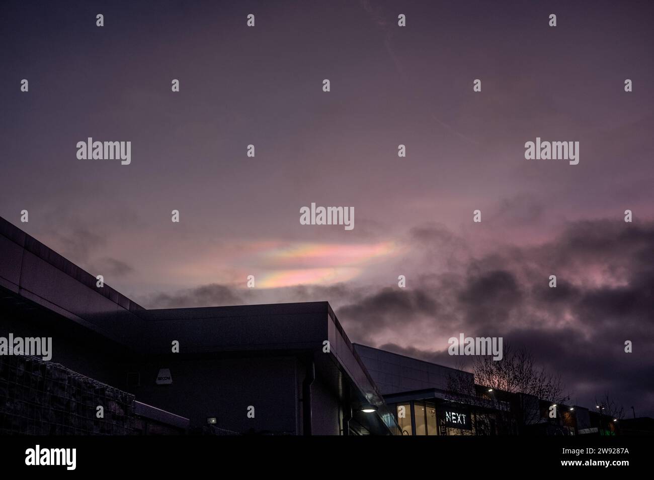 Didcot, England, Samstag, den 23. Dezember 2023, erscheinen seltene polare Stratosphärenwolken (PSCs), auch bekannt als Perlwolken, dramatisch über dem Didcot Orchard Centre. Quelle: Lu Parrott/ Alamy Live News Stockfoto