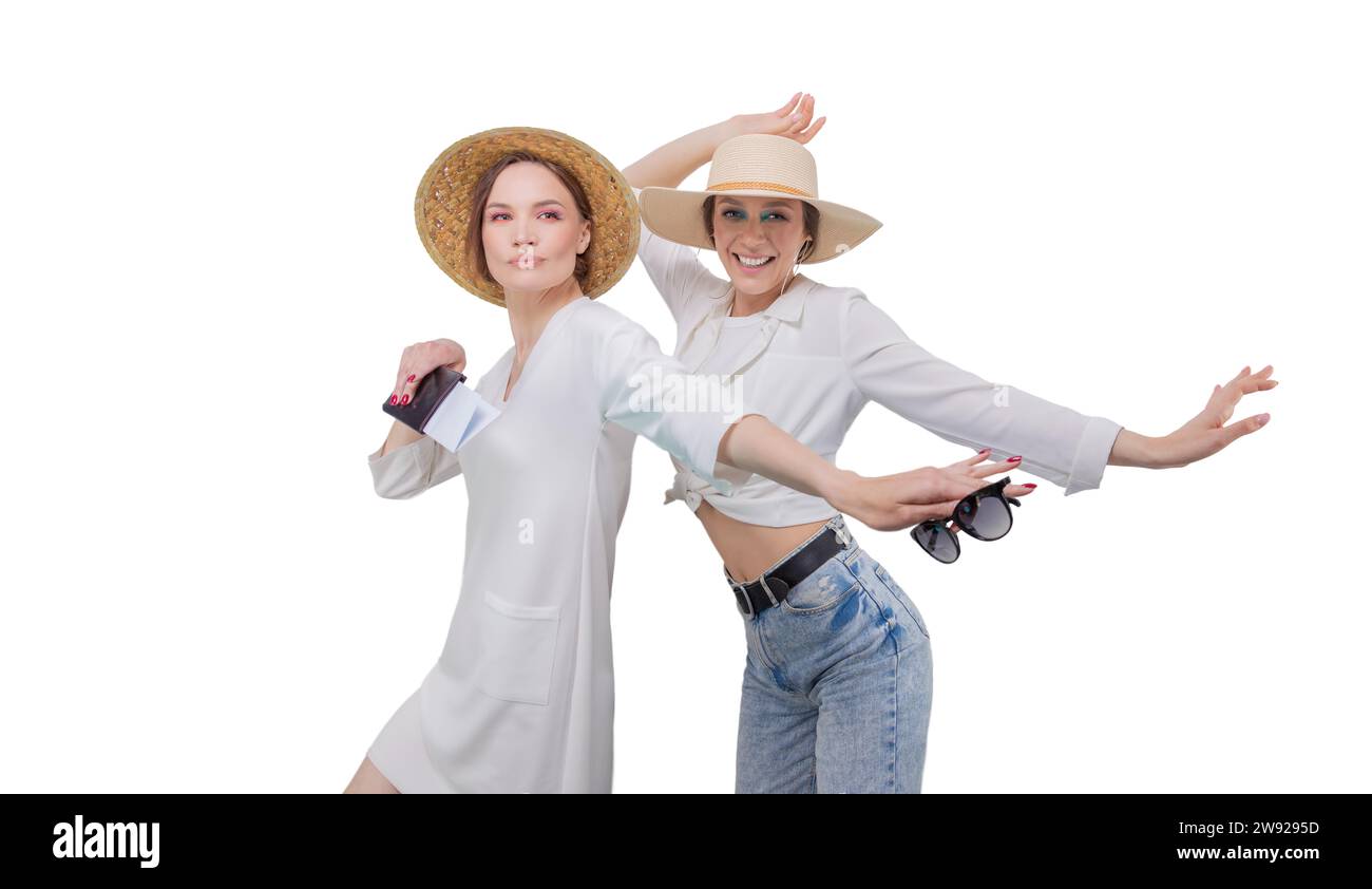 Zwei hübsche Mädchen posieren vor weißem Hintergrund, bevor sie auf eine Reise gehen. Tourismuskonzept Stockfoto
