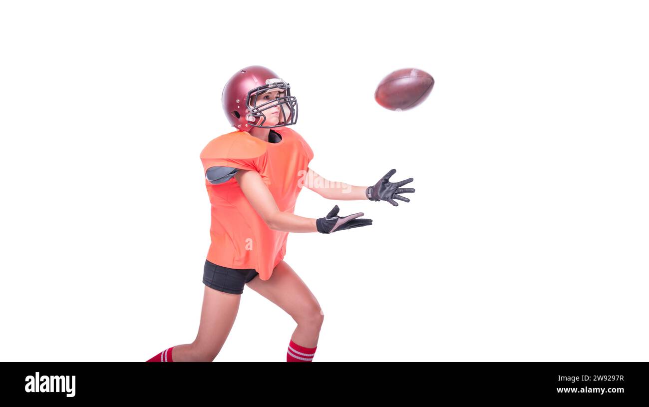 Eine Frau in der Uniform eines American Football-Mannschaftsspielers fängt den Ball. Weißer Hintergrund. Sportkonzept. Gemischte Medien Stockfoto
