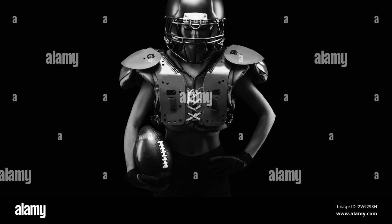 Porträt eines Mädchens in der Uniform eines American Football-Mannschaftsspielers. Schwarzer Hintergrund. Sportkonzept. Gemischte Medien Stockfoto