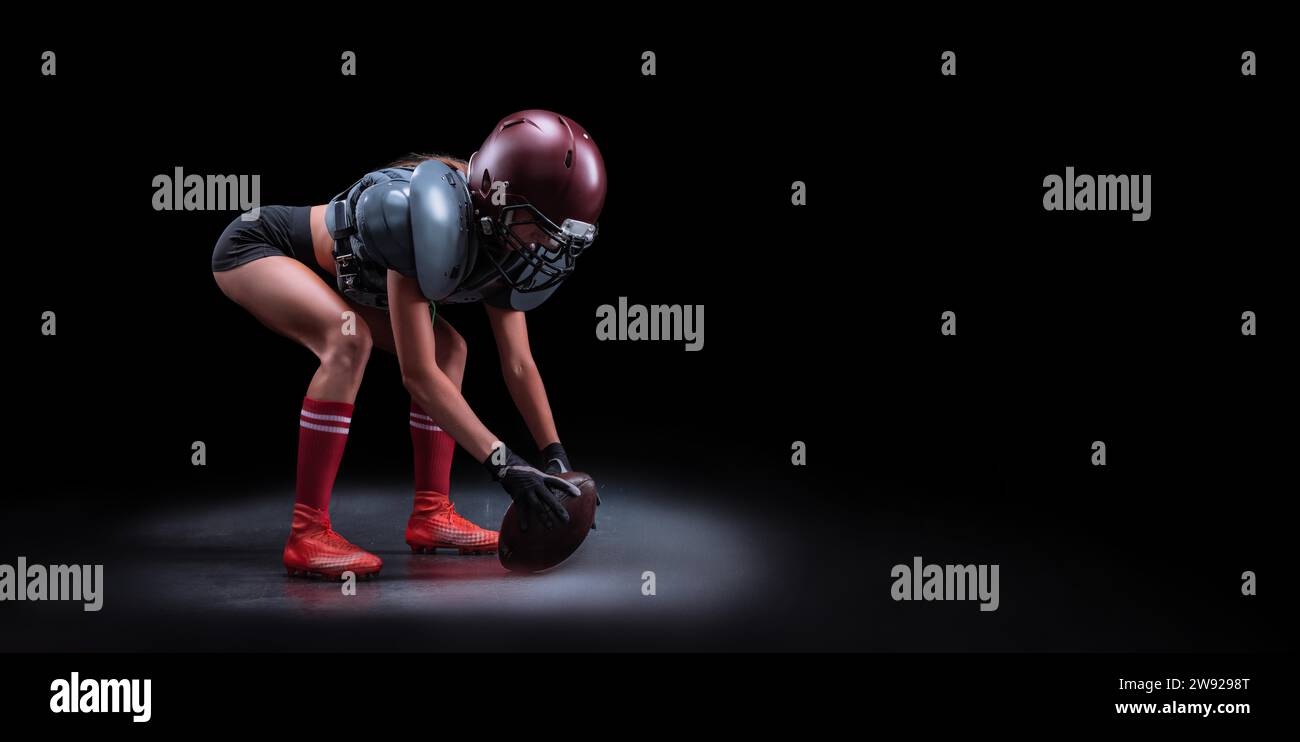 Bild eines Mädchens in Uniform eines American Football-Mannschaftsspielers. Beginn des Spiels. Sportkonzept. Schulterpolster. Gemischte Medien Stockfoto