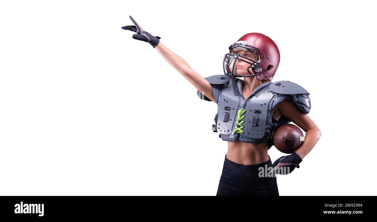 Eine Frau in der Uniform eines American Football-Mannschaftsspielers zeigt mit einem Finger auf den leeren Raum. Sportkonzept. Gemischte Medien Stockfoto