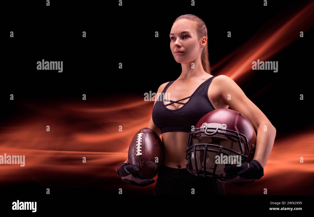 Porträt eines sportlichen Mädchens in der Uniform eines American Football-Mannschaftsspielers. Sportkonzept. Futuristischer Hintergrund. Gemischte Medien Stockfoto