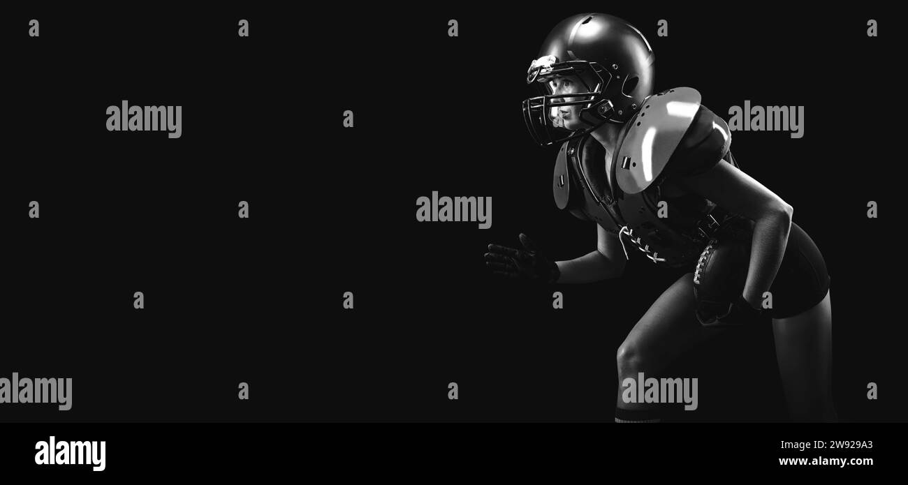 Porträt eines Mädchens in der Uniform eines American Football-Mannschaftsspielers. Schwarzer Hintergrund. Sportkonzept. Gemischte Medien Stockfoto