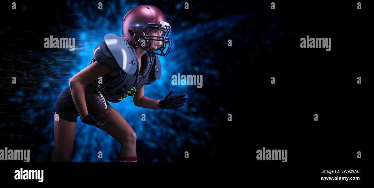 Bild eines Mädchens in Uniform eines American Football-Mannschaftsspielers. Sie läuft mit dem Ball vor dem Hintergrund von Lichtflecken. Sportkonzept. Stockfoto