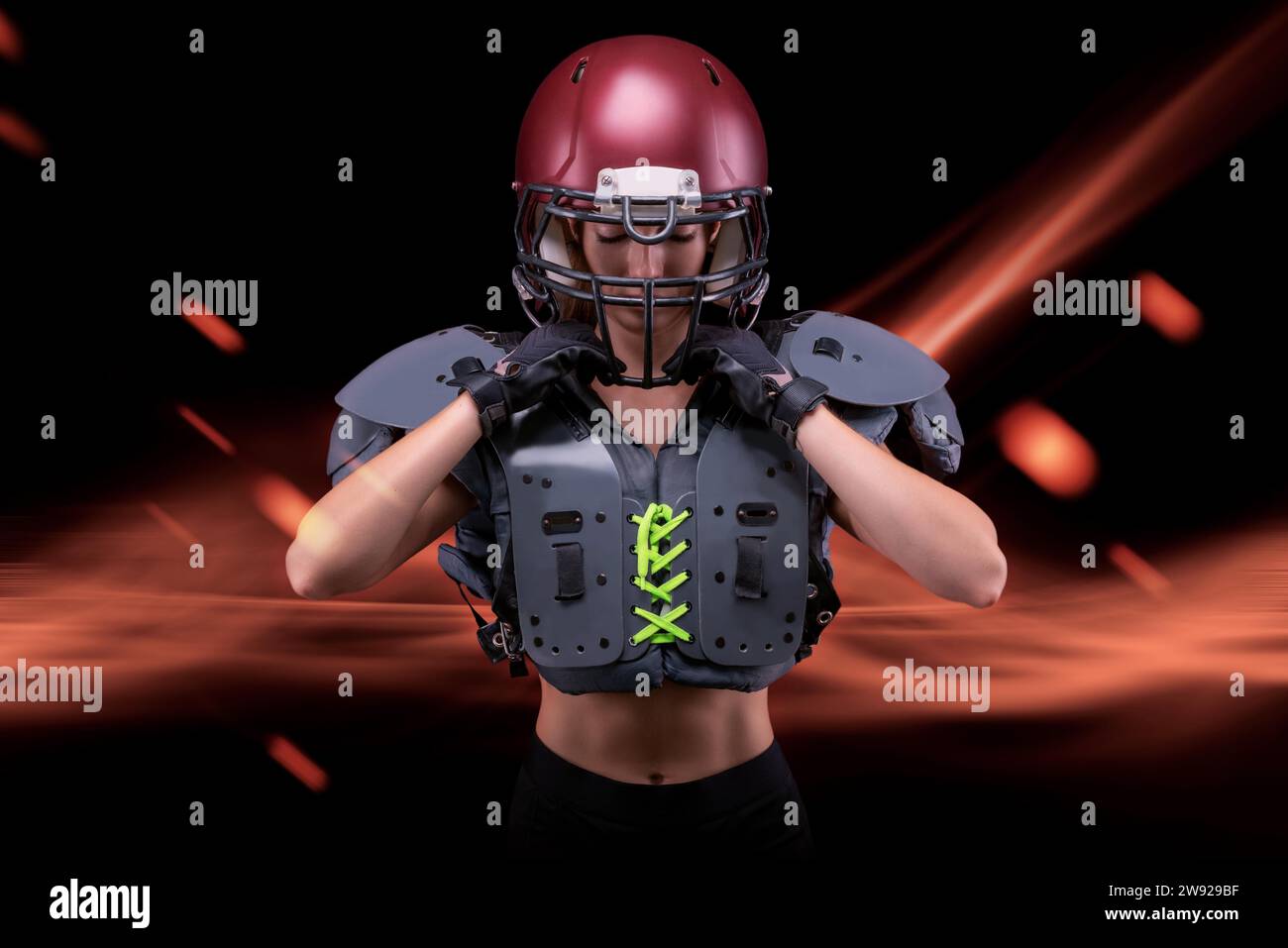 Brutales Porträt eines Mädchens in Uniform eines American Football-Mannschaftsspielers. Gerätewerbung. Sportkonzept. Schulterpolster. Gemischte Medien Stockfoto