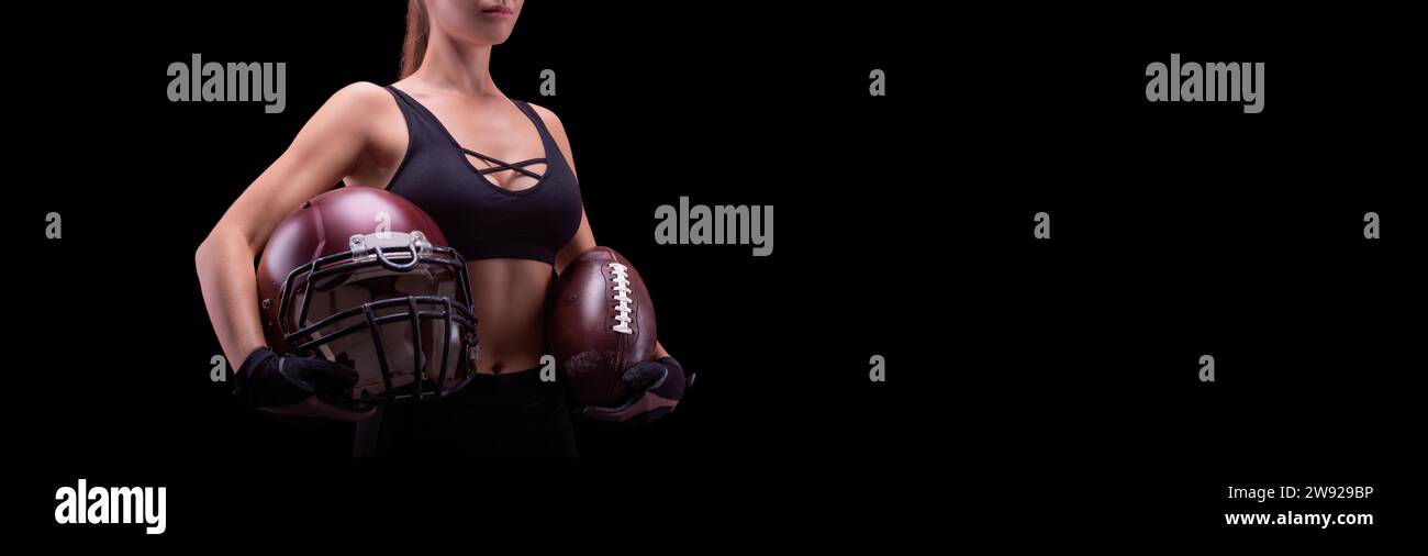 Kein Namensporträt einer Frau mit Ball und Helm für American Football. Sportkonzept. Gemischte Medien Stockfoto