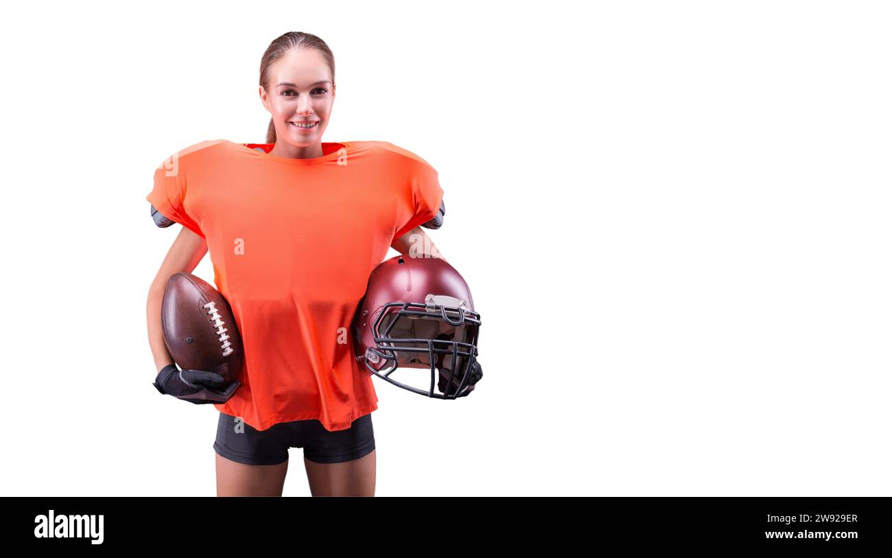 Frau in der Uniform eines American Football-Mannschaftsspielers, der auf weißem Hintergrund posiert. Sportkonzept. Gemischte Medien Stockfoto