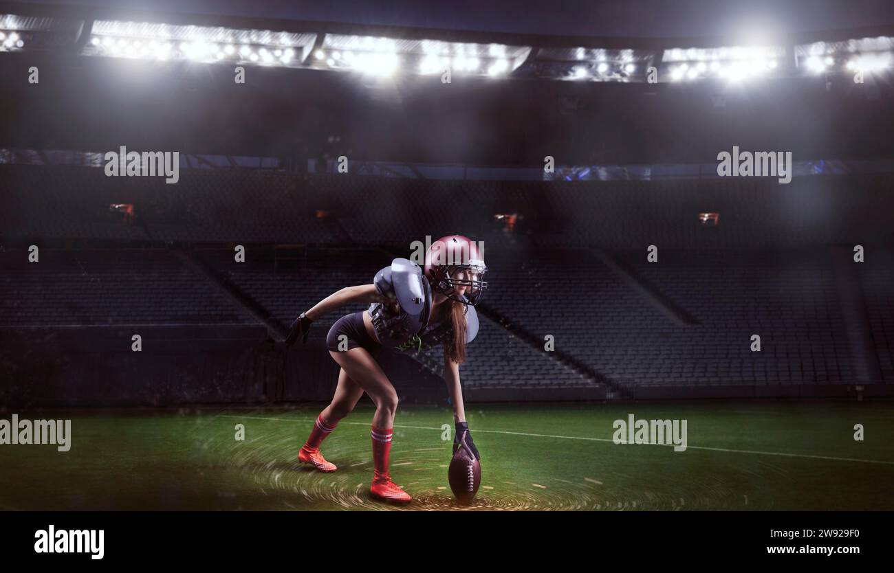 Bild eines Mädchens in Uniform eines American Football-Mannschaftsspielers, der sich darauf vorbereitet, den Ball im Stadion zu spielen. Sportkonzept. Gemischte Medien Stockfoto