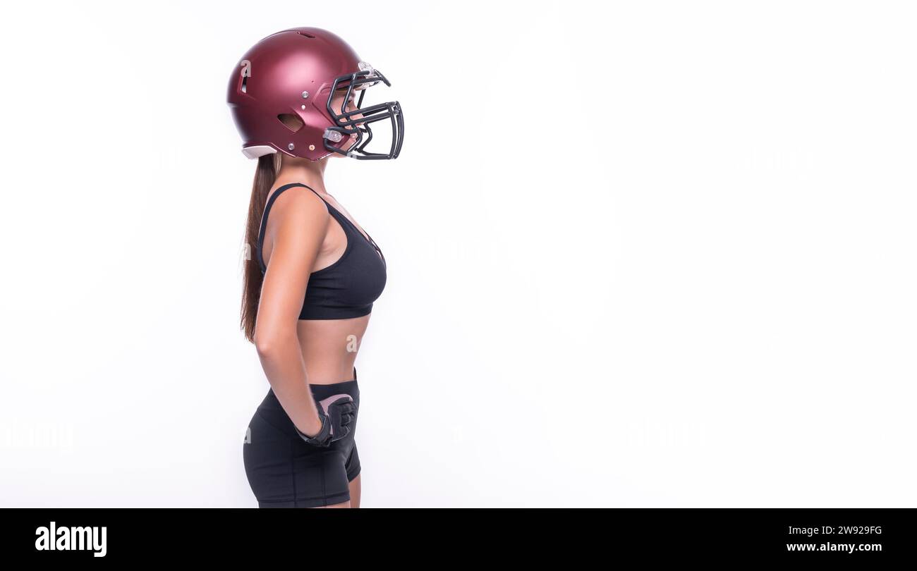 Frau in der Uniform eines American Football-Mannschaftsspielers, der auf weißem Hintergrund posiert. Sportkonzept. Gemischte Medien Stockfoto