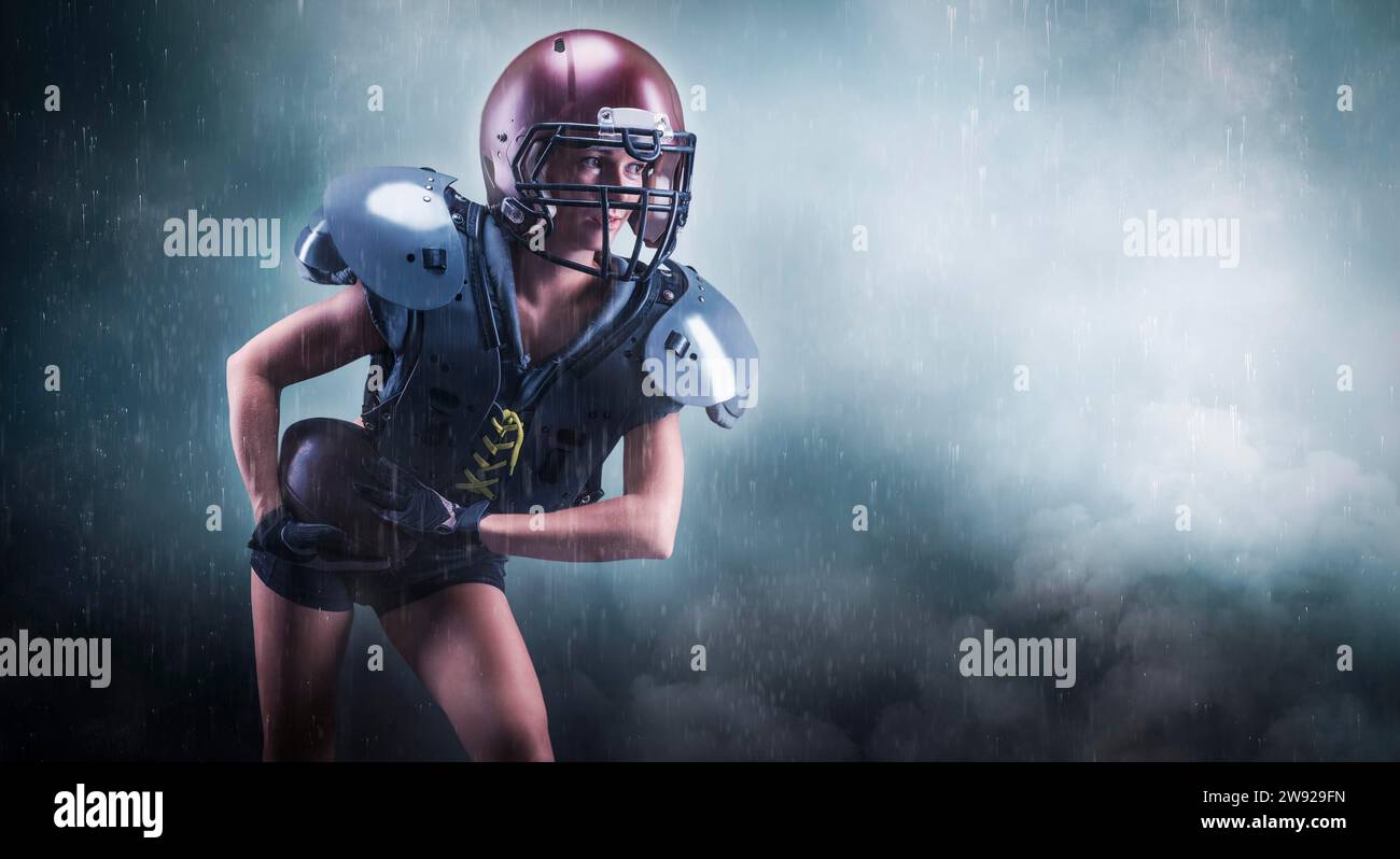 Bild eines Mädchens in Uniform eines American Football-Mannschaftsspielers. Sie läuft mit dem Ball vor dem Hintergrund von Lichtflecken. Sportkonzept. Stockfoto