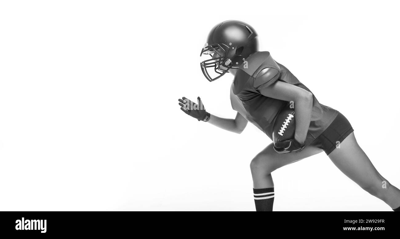 Schwarz-weiß-Bilder eines Sportmädchens in der Uniform eines American Football-Mannschaftsspielers. Sportkonzept. Weißer Hintergrund. Gemischte Medien Stockfoto