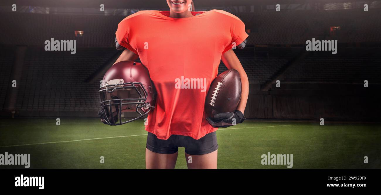 Bild eines Mädchens im Stadion in Uniform eines American Football-Mannschaftsspielers. Sportkonzept. Gemischte Medien Stockfoto