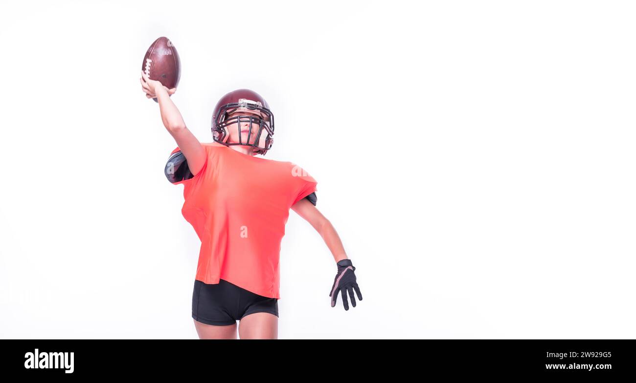 Eine Frau in der Uniform eines American Football-Mannschaftsspielers wirft den Ball. Sportkonzept. Gemischte Medien Stockfoto
