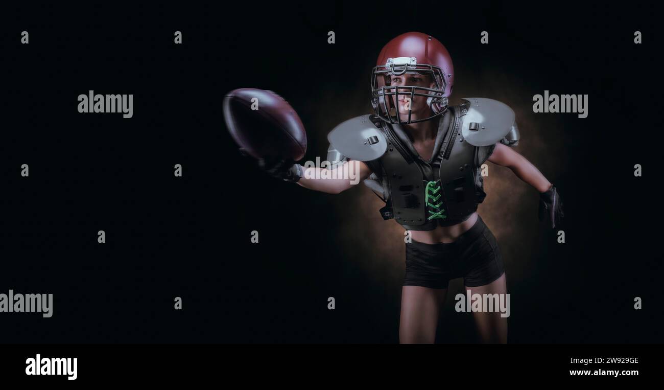 Bild eines Mädchens, das mit dem Ball in der Uniform eines American Football-Mannschaftsspielers läuft. Sportkonzept. Gemischte Medien Stockfoto
