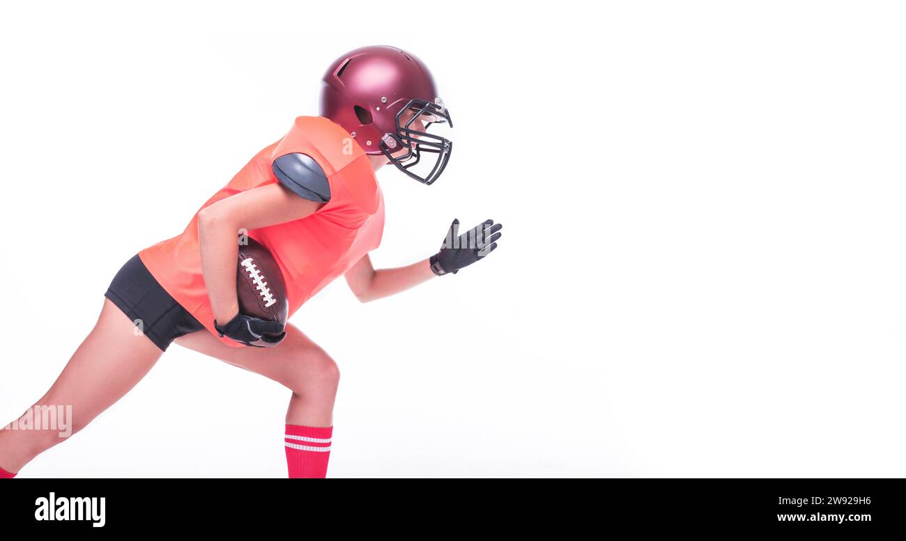 Eine Frau in der Uniform eines American Football-Mannschaftsspielers bereitet sich darauf vor, mit dem Ball zu laufen. Weißer Hintergrund. Sportkonzept. Gemischte Medien Stockfoto