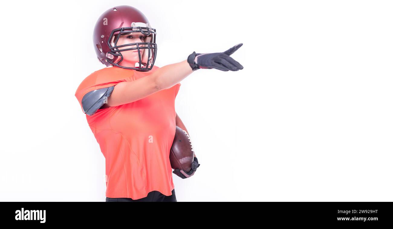 Eine Frau in der Uniform eines American Football-Mannschaftsspielers zeigt mit einem Finger auf den leeren Raum. Sportkonzept. Gemischte Medien Stockfoto
