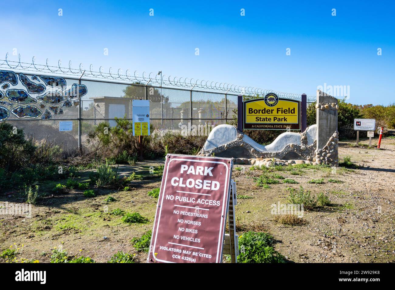 Schild „Park Closed“ am Border Field State Park in der US-mexikanischen Grenze. San Diego, Kalifornien, USA. Stockfoto
