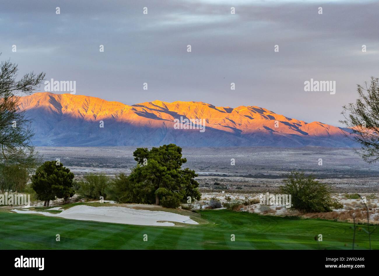 Sonnenuntergang auf einem gut gepflegten Golfplatz in der Wüste von Südkalifornien, USA. Stockfoto