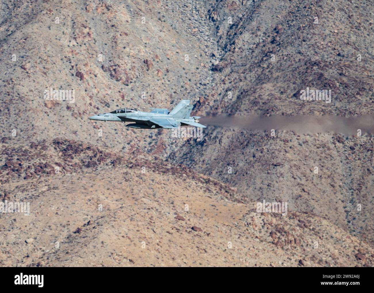 Ein F/A-18F Super Hornet Jagdjet fliegt in geringer Höhe in der Wüste Südkaliforniens, USA. Stockfoto