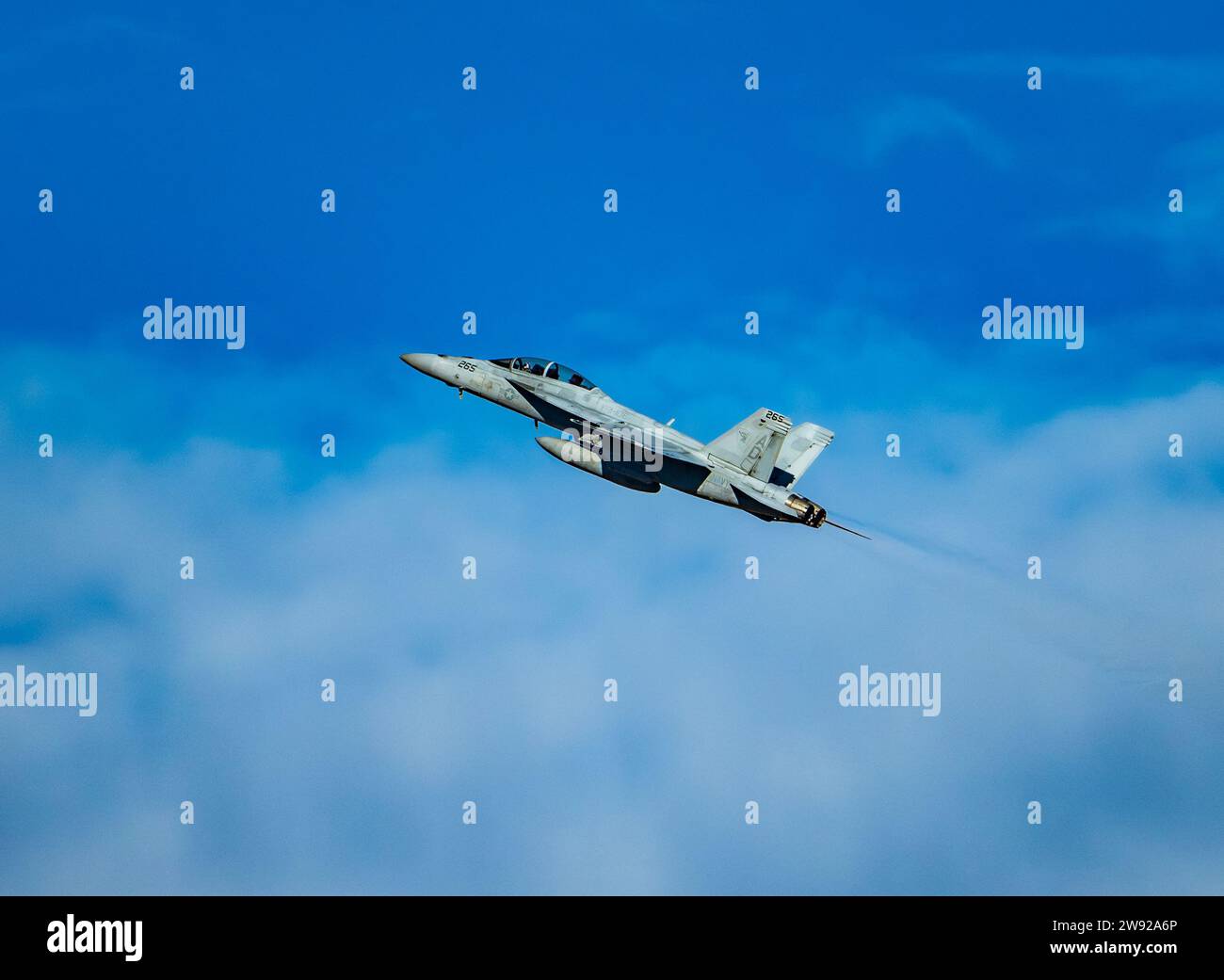 Ein F/A-18F Super Hornet Jagdjet fliegt in geringer Höhe in der Wüste Südkaliforniens, USA. Stockfoto