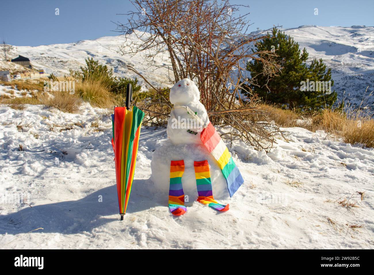 Schneemann mit Regenschirm, Socken und Tasche, Regenbogenfarben, Stolz, lgtb-Konzept Stockfoto