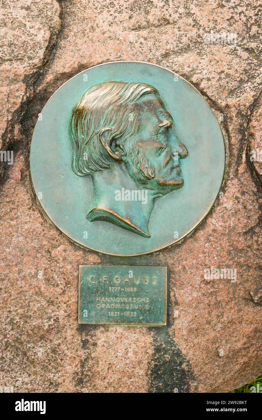 Porträt, Porträt des Physikers, Mathematikers, Statistikers, Astronomen und Geodäten Johann Carl Friedrich Gauß auf einem Vermessungsstein auf Wilseder Stockfoto