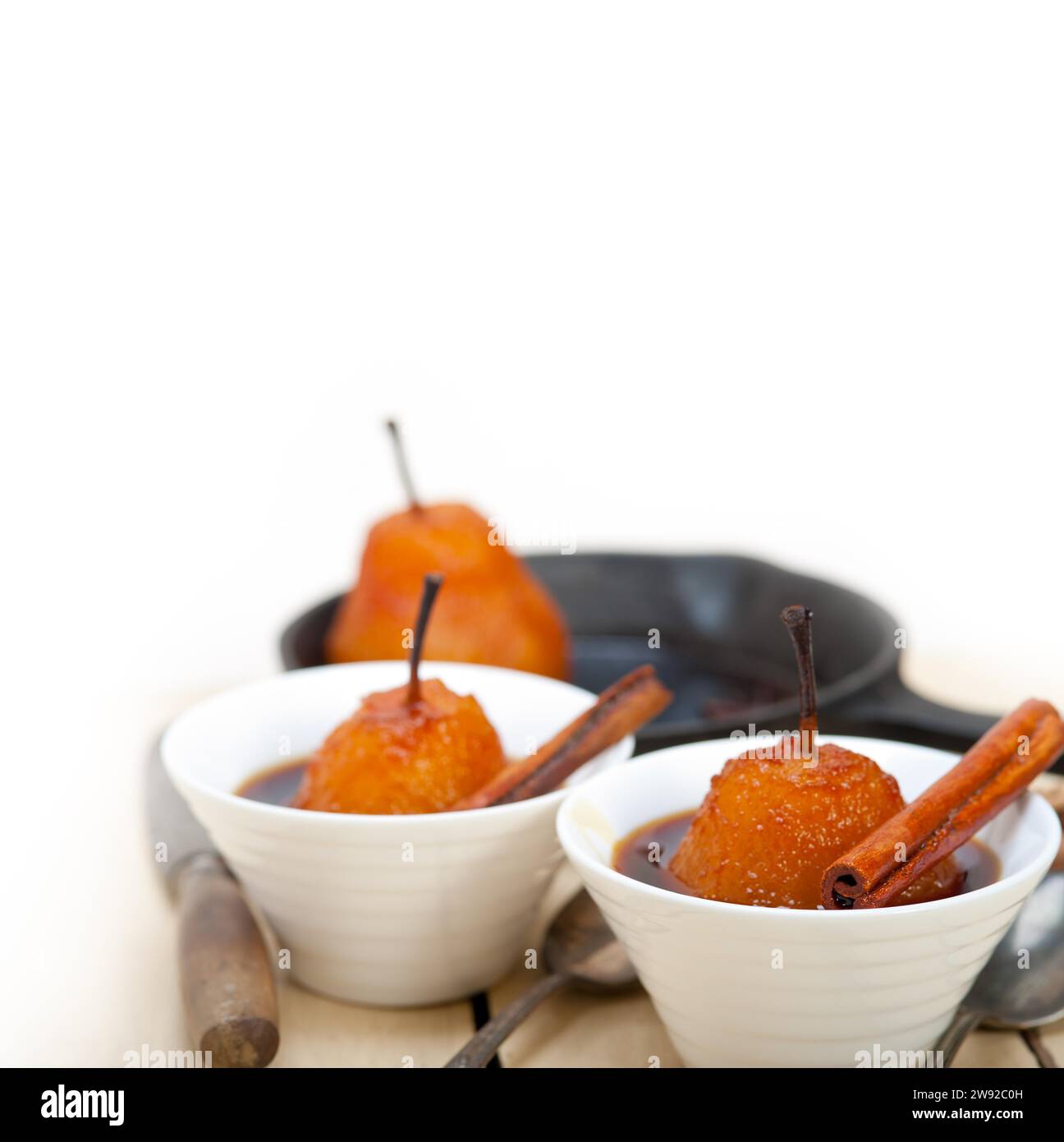 Pochierte Birnen köstliches hausgemachtes Rezept Ove weißen rustikalen Holztisch, Lebensmittelfotografie, Lebensmittelfotografie Stockfoto