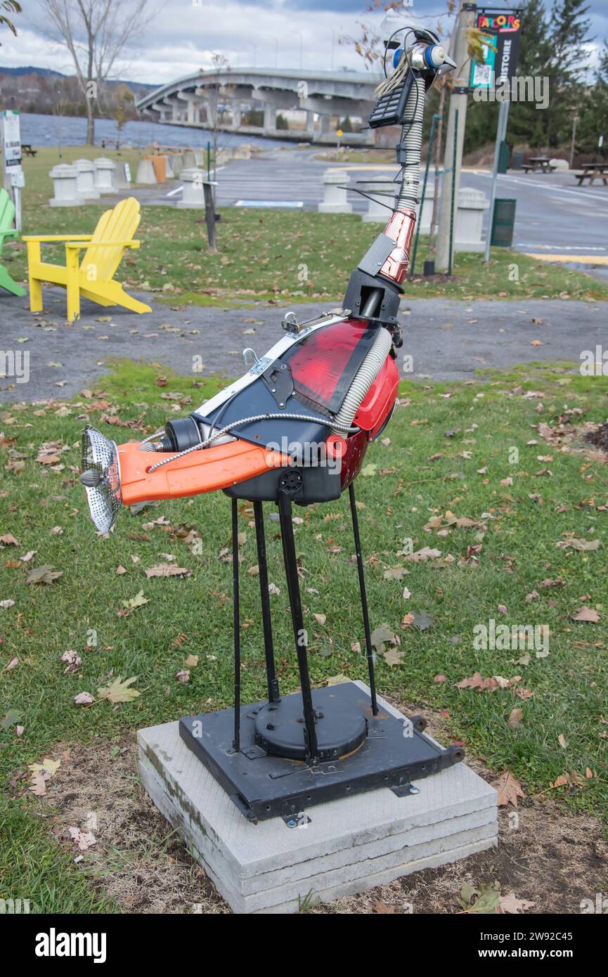 Oiseau d'Imagialize recycelte Kunstskulptur im Confederation Park in Hawkesbury, Ontario, Kanada Stockfoto