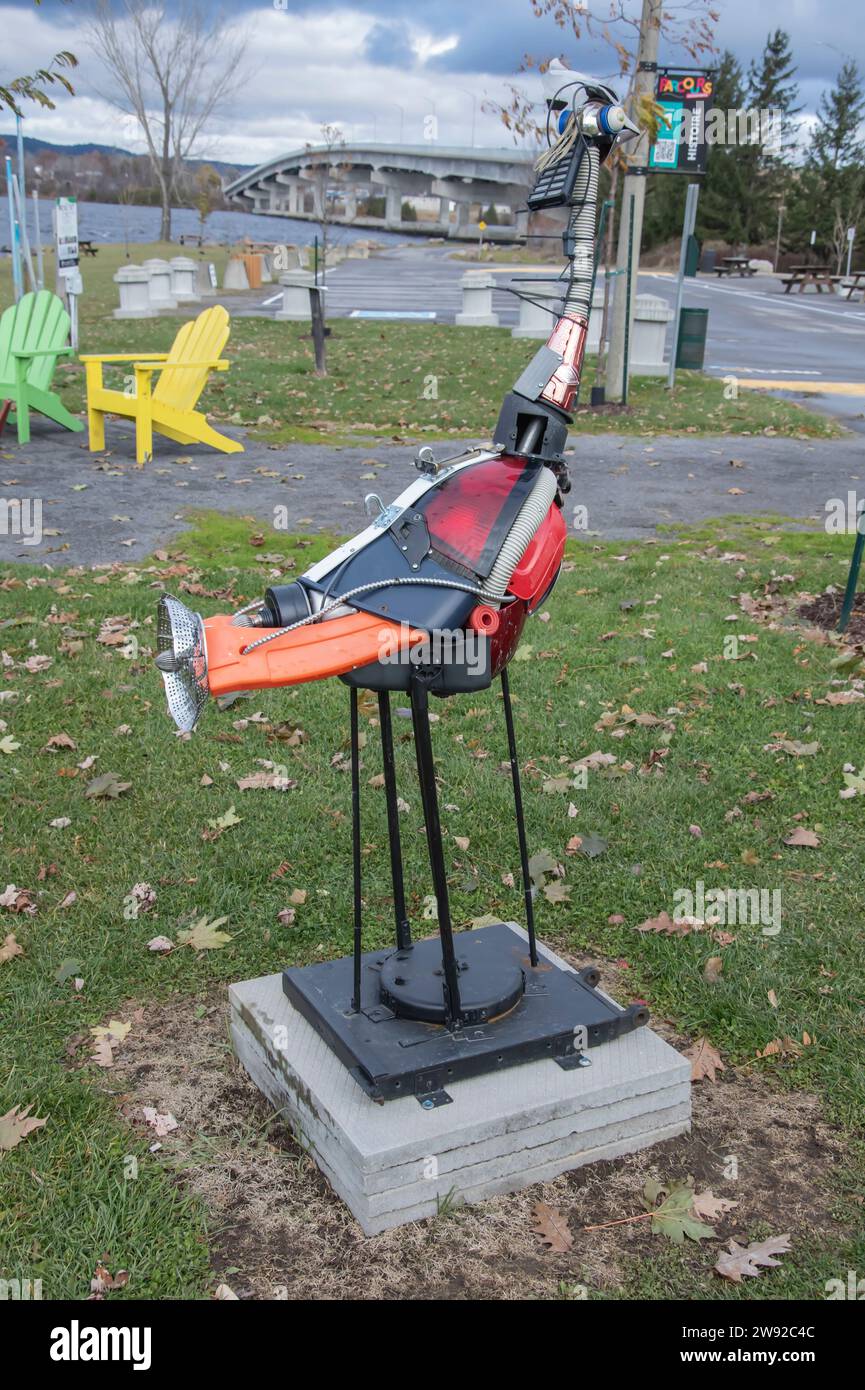Oiseau d'Imagialize recycelte Kunstskulptur im Confederation Park in Hawkesbury, Ontario, Kanada Stockfoto