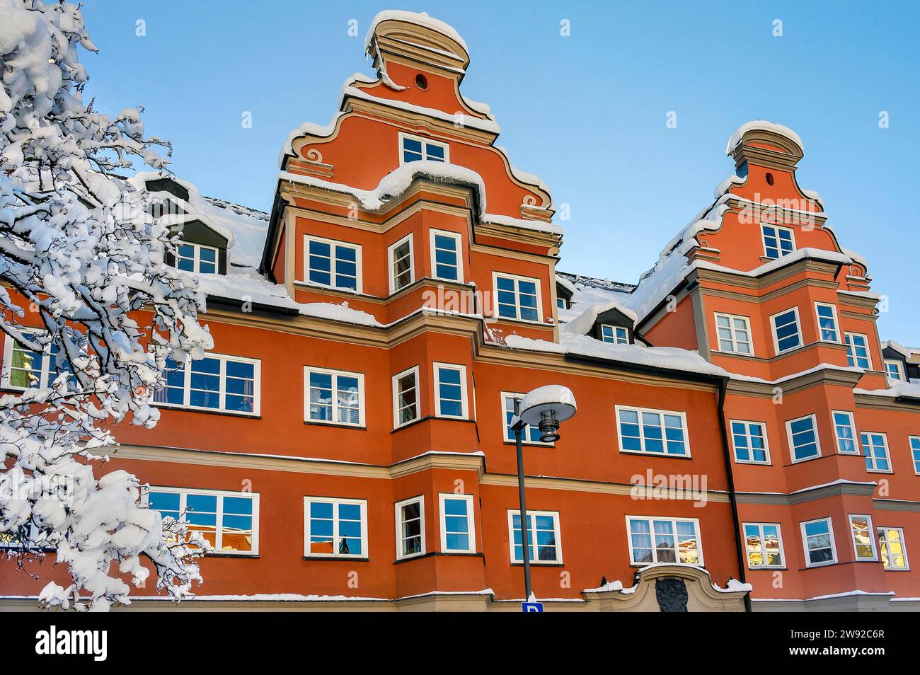 Neuschnee auf dem Roten Haus, einem denkmalgeschützten Gebäude mit Spiralgiebel um 1720, Winter, Kempten, Allgaeu. Bayern, Deutschland Stockfoto