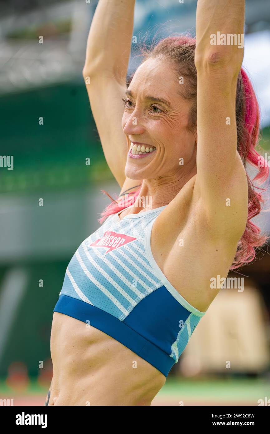 Motivierte Sportlerin dehnt sich und zeigt ihre Fitness und Vitalität, Glaspalast Sindelfingen, Deutschland Stockfoto