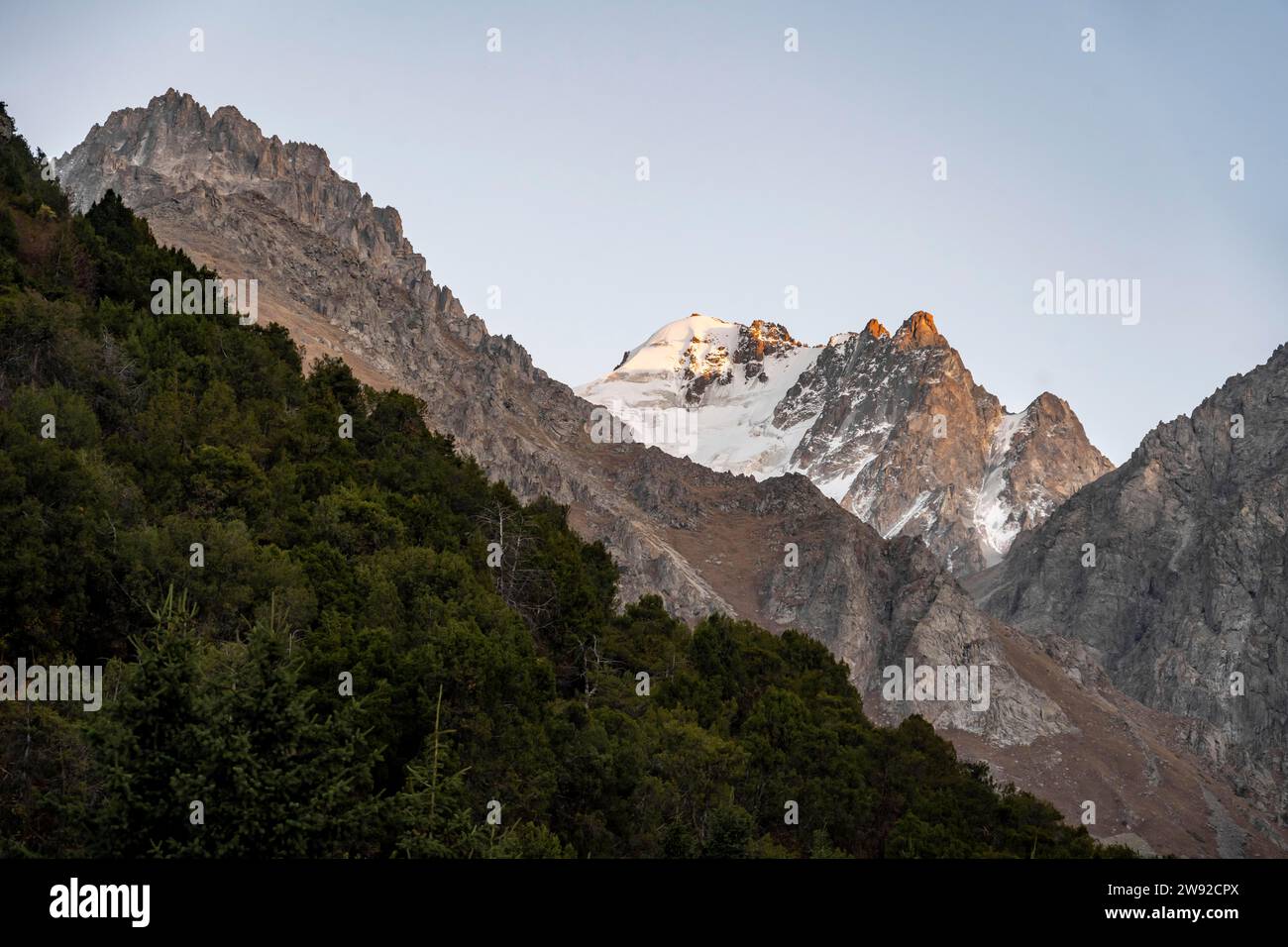 Gletscherberg bei Sonnenuntergang, Ala Archa Nationalpark, Khirgiz Ala-Too Berge, Chuy Region, Kirgisistan Stockfoto