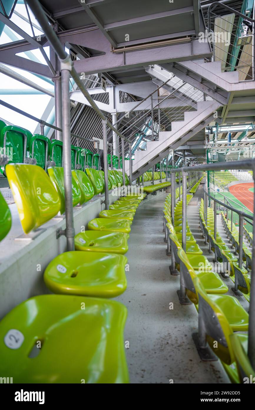 Reihen grüner Sitze in einem Stadion, in dynamischer Perspektive aufgenommen, Glaspalast Sindelfingen, Deutschland Stockfoto