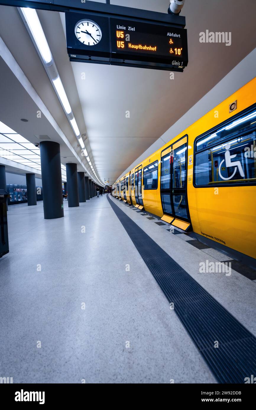 Moderne U-Bahn-Station, symmetrische Perspektive, gelber Zug wartet, Brandenburger Tor, Berlin, Deutschland Stockfoto