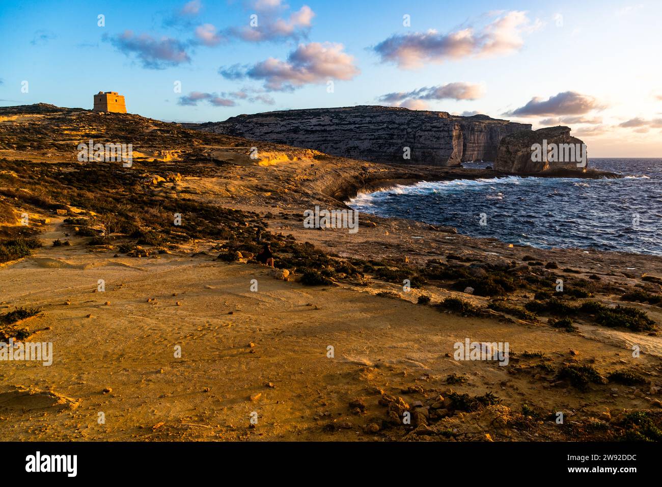 Küstenstreifen am Dwejra-Wachturm von 1652 in der Dweira-Bucht im Westen der Insel Gozo. St. Lawrence, Malta Stockfoto