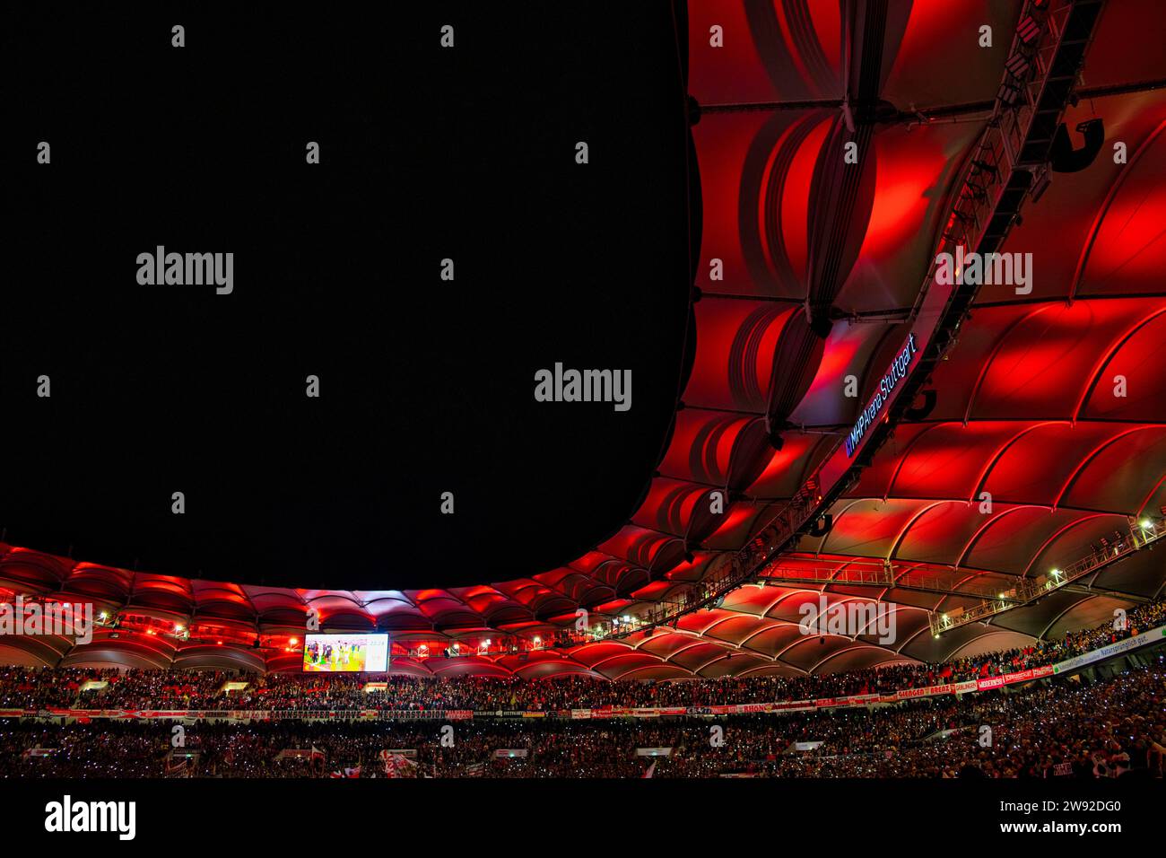 Nachtaufnahme, rot beleuchtetes Stadiondach, Tribüne Dach, Smartphones, Taschenlampen, Partyatmosphäre, Stimmung, MHPArena, MHP Arena Stuttgart Stockfoto