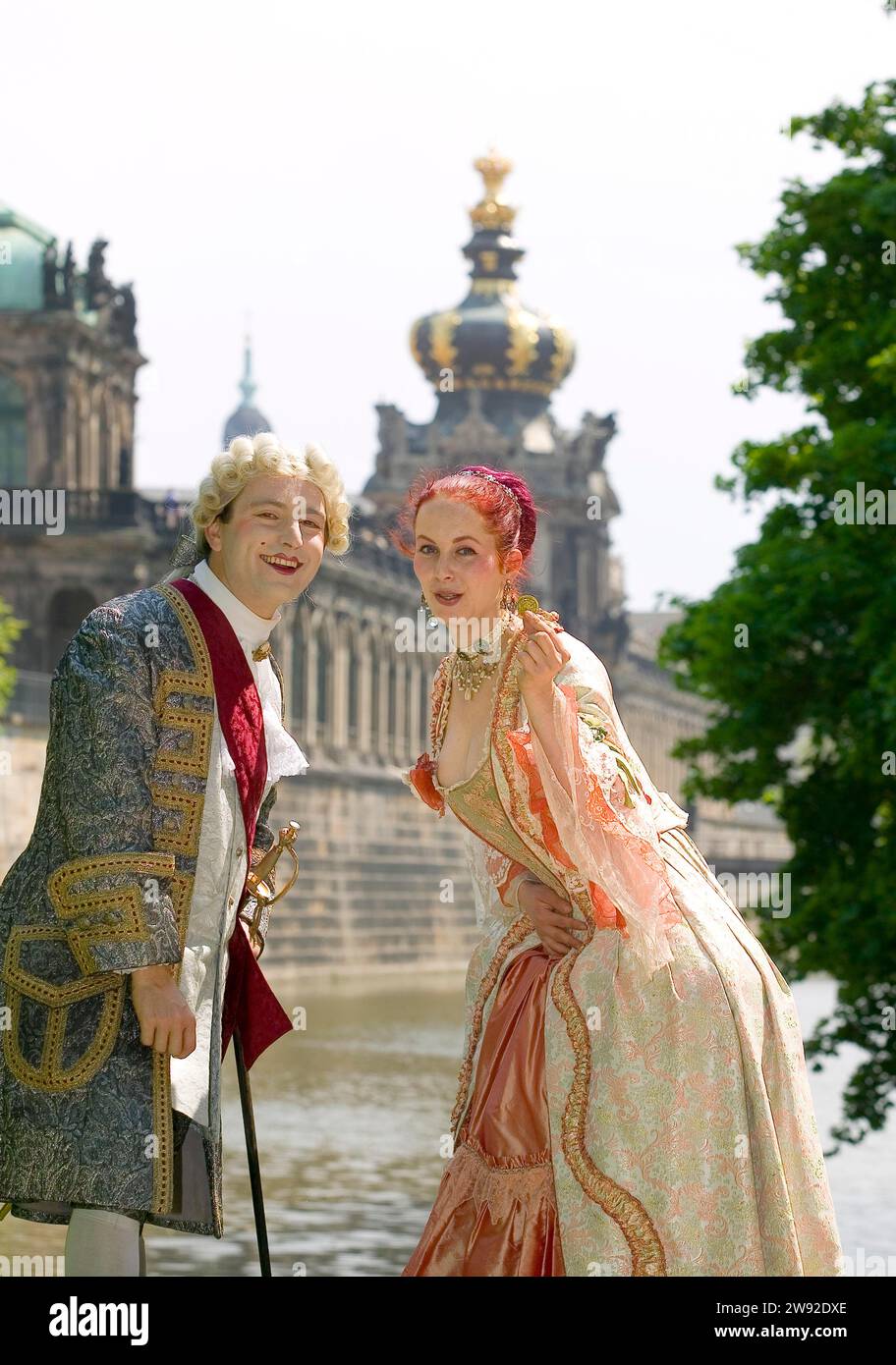 Barockdarsteller im Zwinger, die Tradition vergangener Festlichkeiten und Hofzeremonien am sächsischen Hof, werden heute in Verbänden gepflegt Stockfoto