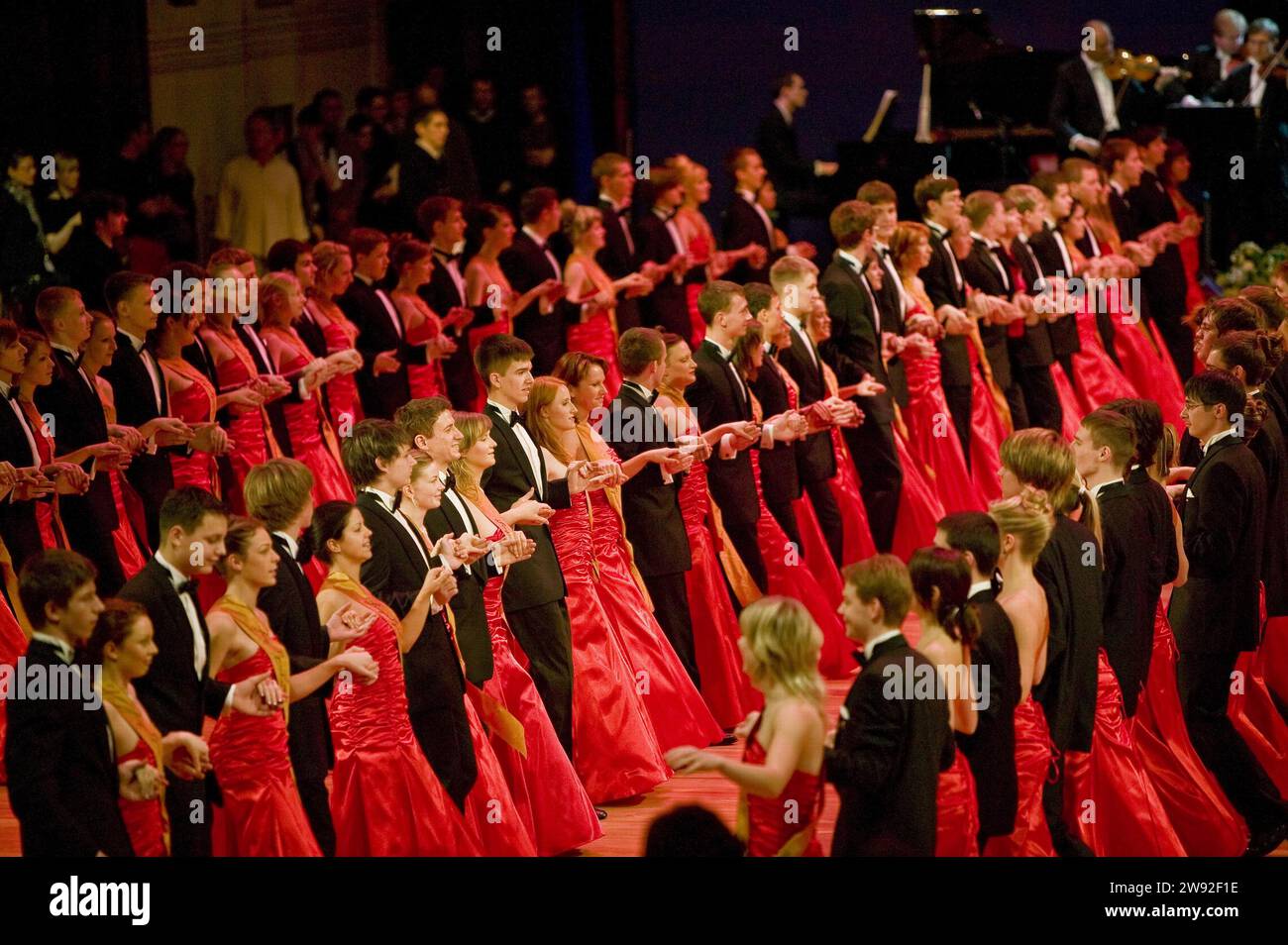 Semperoper Ball in Dresden die Debütanten eröffnen feierlich den Dresdner Opernball mit ihrem Tanz Stockfoto