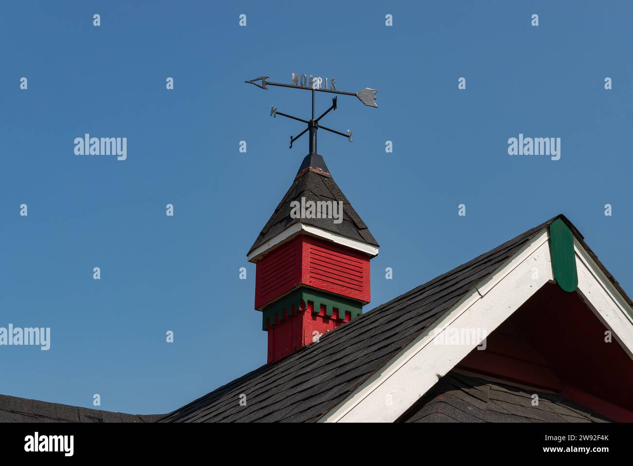 Windfahne im Innenstadtgebäude in Morris, Illinois, USA. Stockfoto