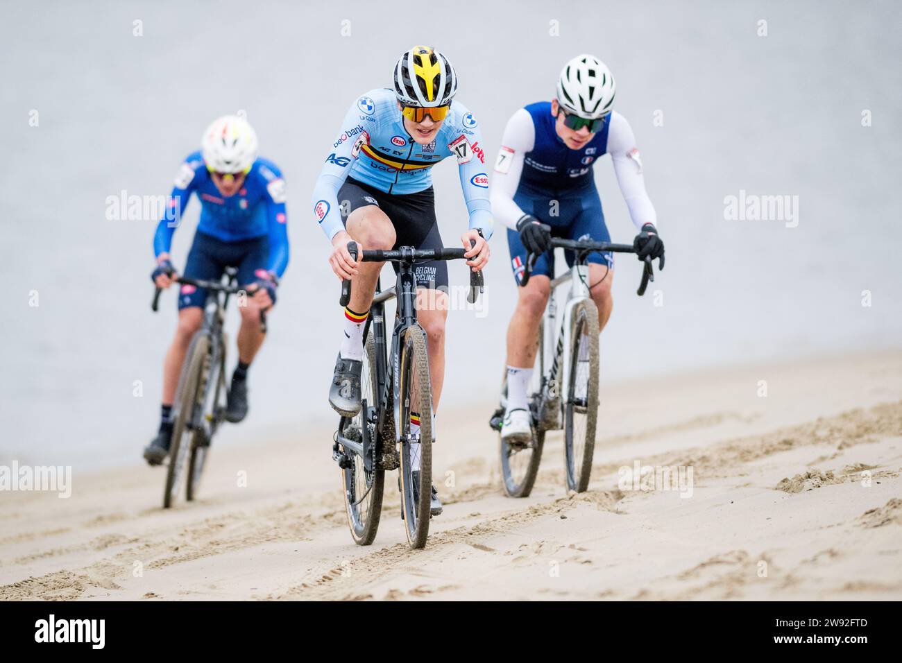 Antwerpen, Belgien. Dezember 2023. Der belgische Mats Vanden Eynde wurde während des Juniorenrennens der Herren der Cyclocross-Weltmeisterschaft in Antwerpen am Samstag, den 23. Dezember 2023, in der 9. Von 14. Etappe des UCI-Weltmeisterschaftswettbewerbs in Aktion gezeigt. BELGA FOTO JASPER JACOBS Credit: Belga News Agency/Alamy Live News Stockfoto