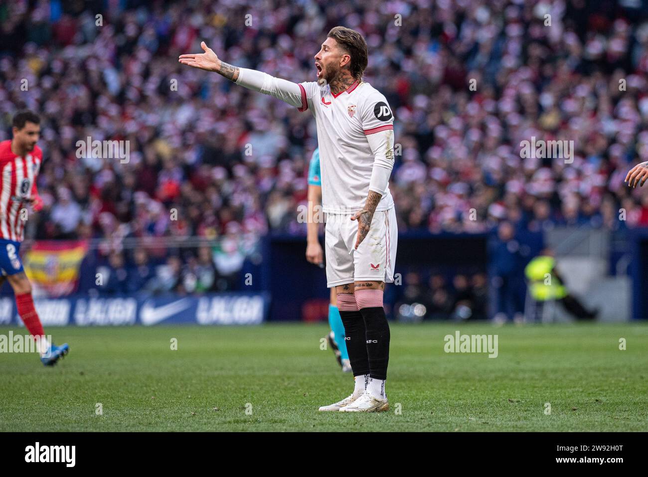 23. Dezember 2023; Metropolitano Stadion Madrid, Spanien, spanischer La Liga Fußball, Atletico Madrid gegen Sevilla FC; Sergio Ramos appelliert an die Beamten Stockfoto