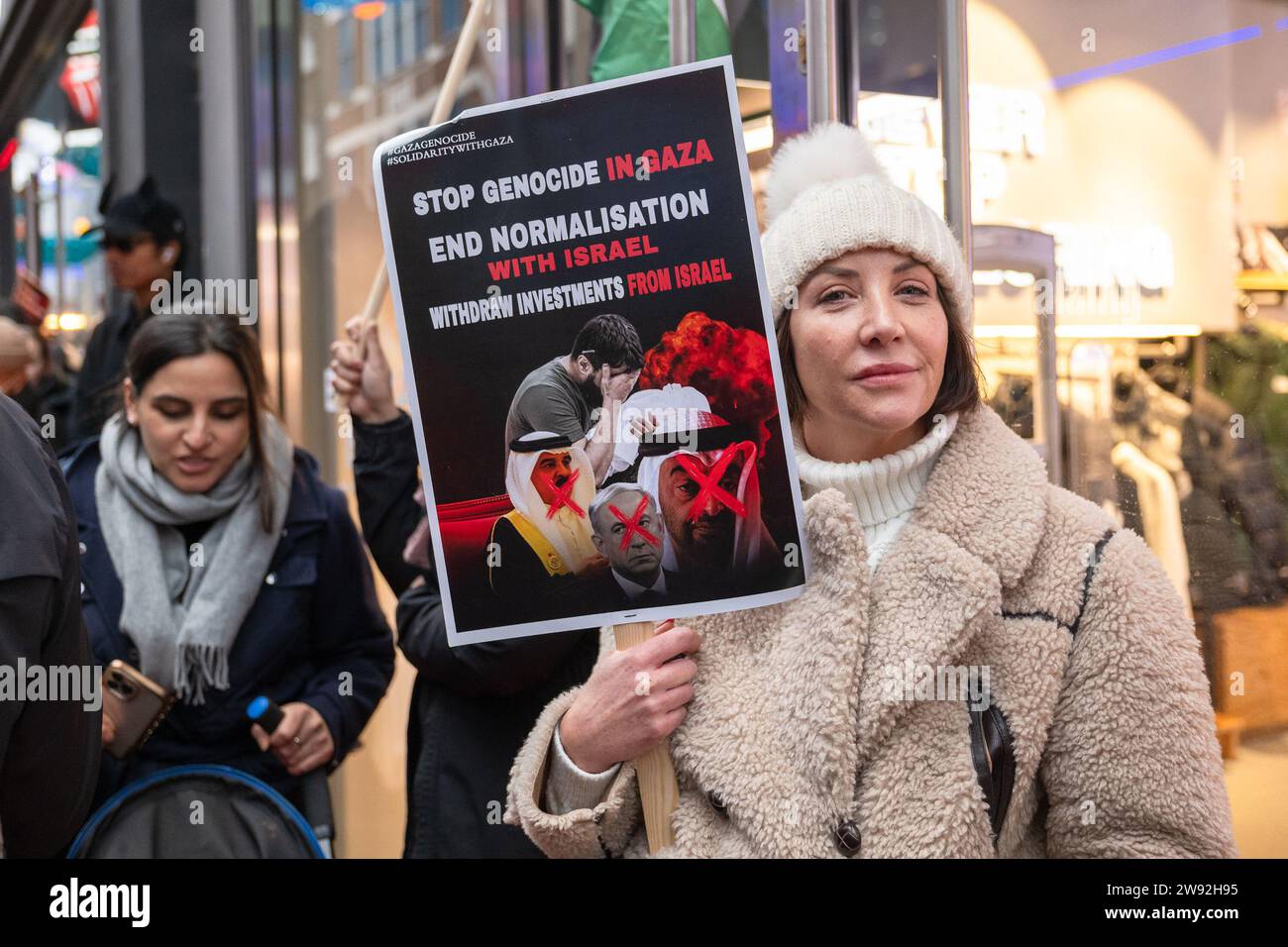 London / UK 23. Dezember 2023. Hunderte von Menschen demonstrierten in der Londoner Carnaby-Straße und riefen zu einem sofortigen Waffenstillstand in Gaza und einem Boykott von „Israel-verbundenen“ Marken auf. Aubrey Fagon / Alamy Live News Stockfoto