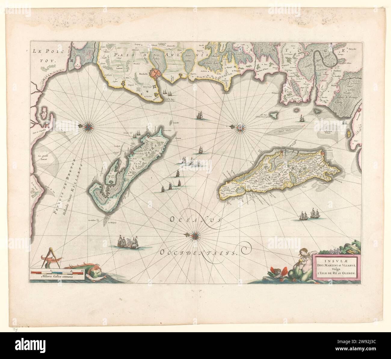 Karte der französischen Küste bei La Rochelle und den Inseln Ré und Oleron, Mercator, 1600 - 1650 Karte der Inseln Ré und Oleron und der französischen Küste, Grenzen und Küsten farbig. Drei Windrosen, R.B, M.O. und L.B. der Norden ist auf der linken Seite. Schiffe im Meer. L.O. Skala in französischen Meilen mit Seeungeheuer und Passanten. R.o. Inschrift Allegorische Figuren. Verso: 2 Seiten Text, 2 Spalten. Inschrift; R.o.: Inslavae / divi martini et vliarvs, vulgo / l'Isle de Re et oleron. Papiergravur von Karten verschiedener Länder oder Regionen La Rochelle. Insel Re. Insel Oléron Stockfoto