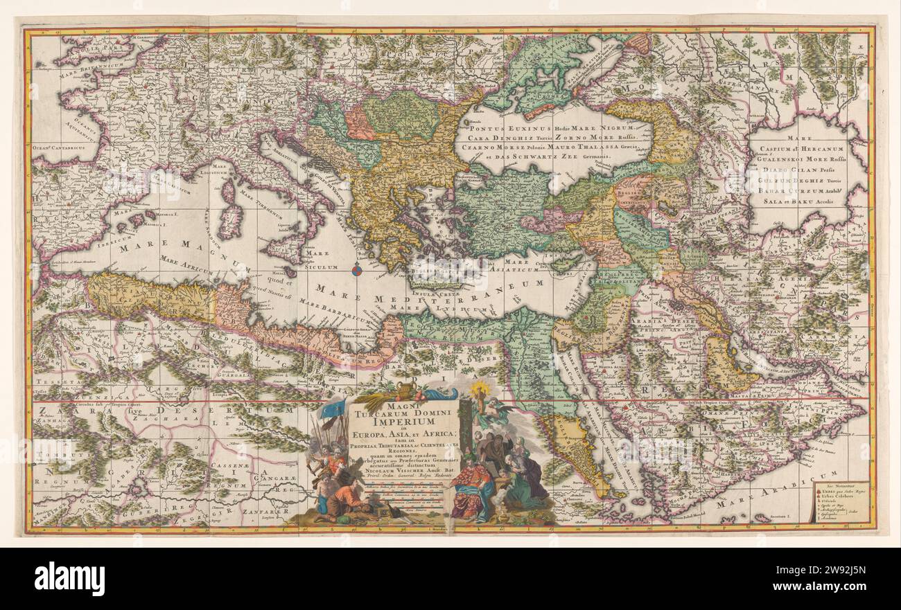 Karte des Mittelmeers mit Teilen Europas, Nordafrikas und des Nahen Ostens (Osmanisches Reich), Nicolaes Visscher (I), 1650 - 1700 Karte des Türkischen Reiches, Gebiete farbig, Bäume, Berge und Gebäude signiert, gelbgelb. Windroos M. M. M. O. Runde Inschrift Krijgs und allegorische Szene in Bezug auf den türkischen Sultan. R.o. Legende. Inschrift; M.O.: Magni / Turcarum Domini / Empire / in. Europa, Asien und Afrika; ... usw. Unterzeichnet; M.O.: Per Nicolaum Visscher Amst: Bat: M.O.: Tideman f. G.V. Gouwen sch. Amsterdamer Papiergravur von Karten verschiedener Länder oder Regionen des Mittelmeerraums. Otto Stockfoto