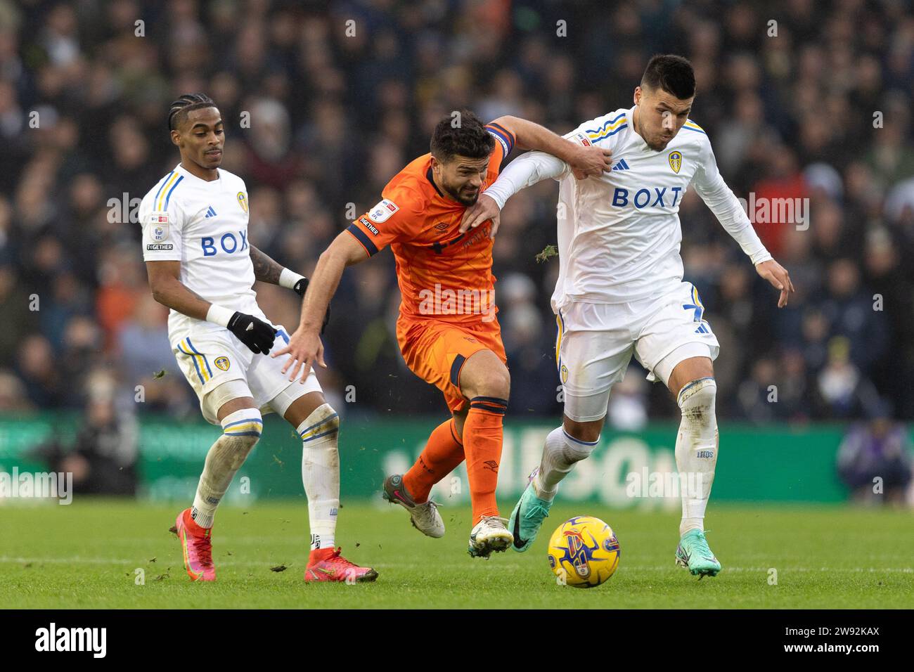 Leeds, Großbritannien. Dezember 2023. Massimo Luongo aus Ipswich Town kämpft mit Joel Piroe aus Leeds United während des Sky Bet Championship Matches zwischen Leeds United und Ipswich Town in der Elland Road, Leeds am Samstag, den 23. Dezember 2023. (Foto: Pat Scaasi | MI News) Credit: MI News & Sport /Alamy Live News Stockfoto