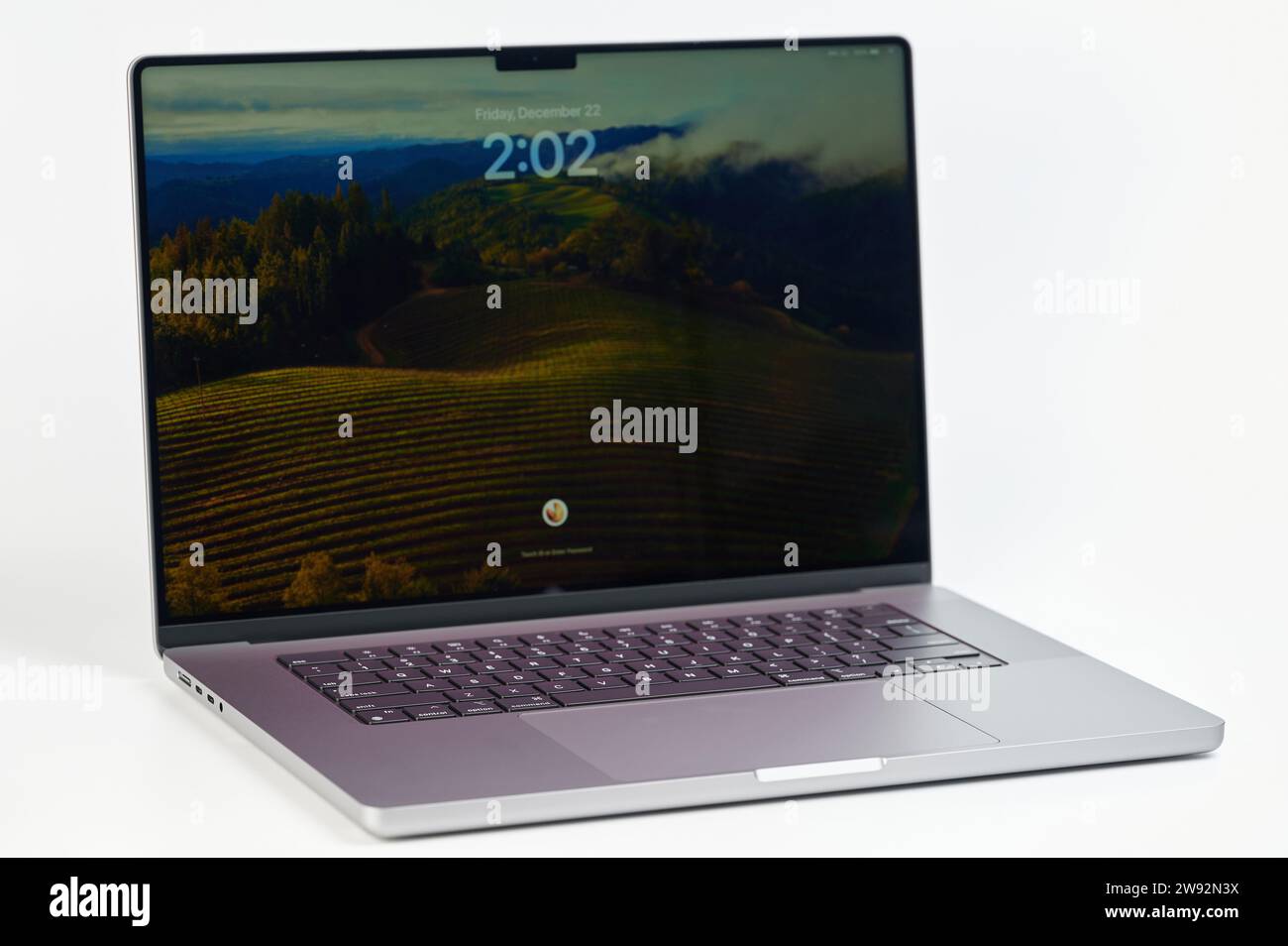 New York, USA – 22. Dezember 2023: Bildschirm auf dem neuen Macbook Pro mit Sonoma OS sperren Stockfoto